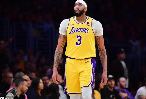 安东尼-戴维斯遭外媒抨击 在马里布屡次无视小球迷