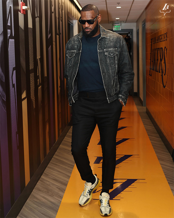 詹姆斯提前4小时入场：双手抄兜霸气亮相 将见证湖人升季中冠军旗帜