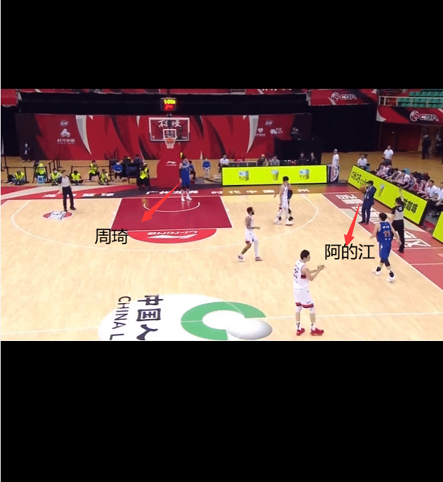 似曾相识！周琦发底线球，直接传给了场边的主教练，提前预定五大囧！