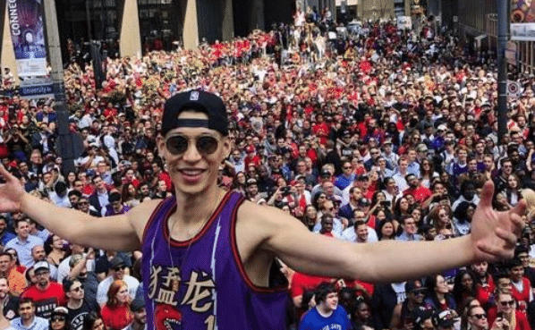 林书豪揭秘猛龙时期低迷原因！手肘里长骨刺，射程仅到罚球线