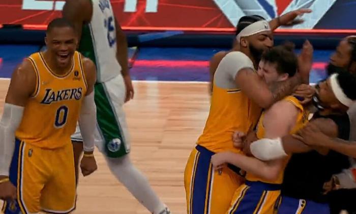 湖人甩卖之人大爆发，笑得像个孩子！国内名嘴语塞，浓眉比不了他