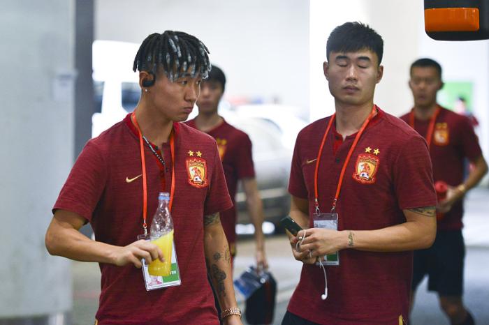 他在鲁能300万年薪嫌少，投奔恒大赚800万，山东球迷却送上祝福