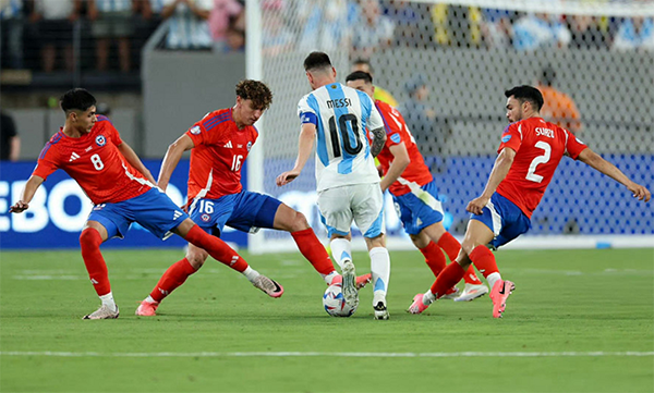 劳塔罗助阿根廷两连胜出线 梅西在比赛中遭凶狠犯规