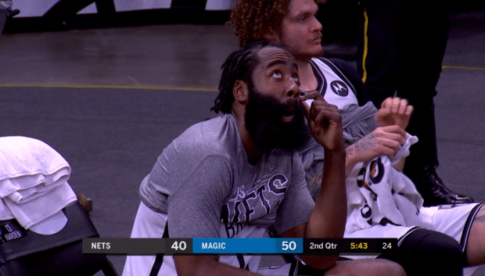 哈登4犯引争议！篮网挑战失败，哈登摊手找裁判理论+欧文抱头太无奈