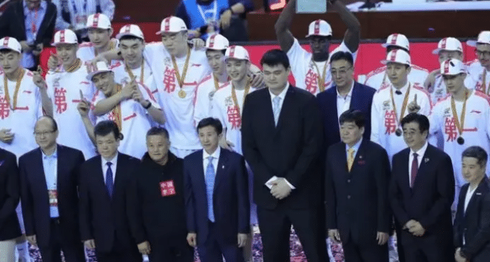 姚明抵达沈阳！辽篮赢球将现场捧杯，杨鸣夺冠口号：一鼓作气