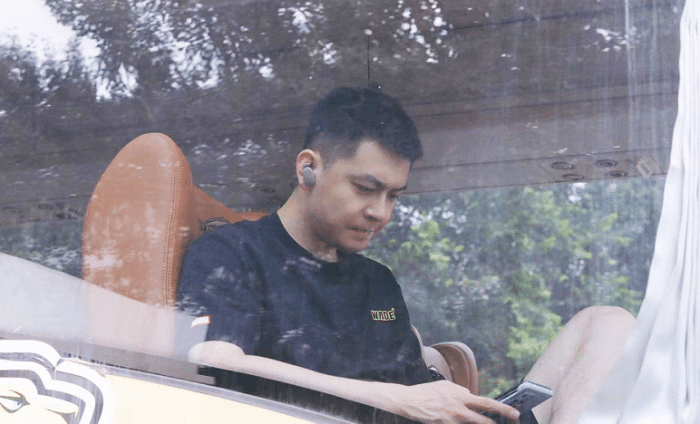 辽篮出征夏联！杨鸣领衔，7大悍将缺席+5天5战，美女球迷送行