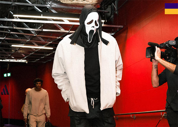 詹姆斯万圣节戴惊声尖叫面具入场，历年装扮重放送祝福啦