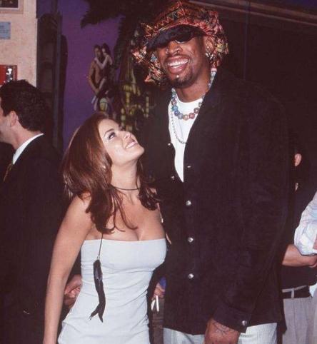 被罗德曼泄愤怒踢下体的记者最终得到多少赔偿？