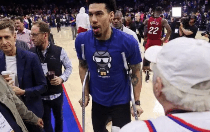 过分！35岁顶级3D被交易，拼到重伤拄拐仍遭弃，3冠传奇恐退役