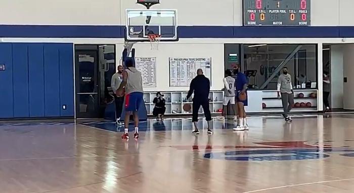 开心！哈登与恩比德探讨后撤步走步问题，采访：76人球员有正确心态！