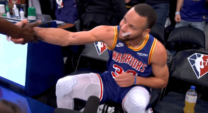 库里破纪录后擦泪喜极而泣！詹姆斯祝贺兄弟，勇士官推：我们都哭了