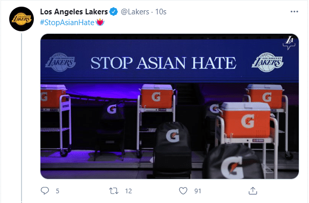 湖人官方声援亚裔群体！斯台普斯球馆打出标语：停止仇视亚裔