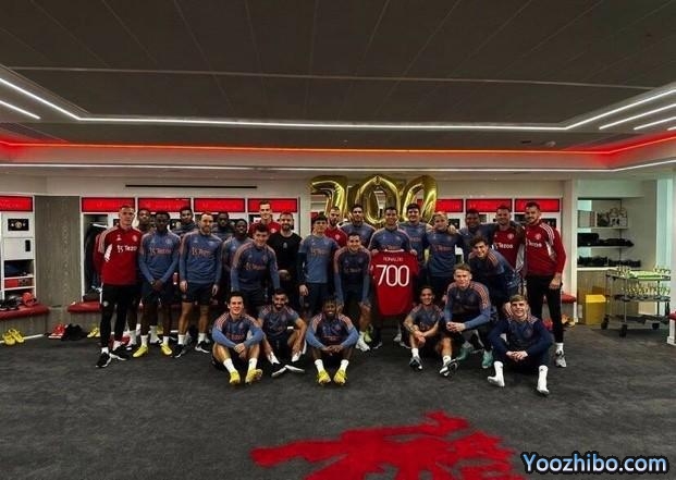 C罗举700号球衣纪念里程碑！曼联全队到场祝贺，皇马点赞：为你骄傲