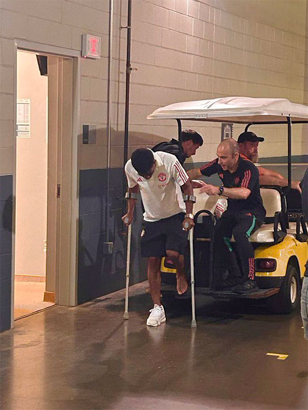 曼联4000万小妖重伤拄拐！滕哈格本周报价求购新哈兰德，仍关注凯恩