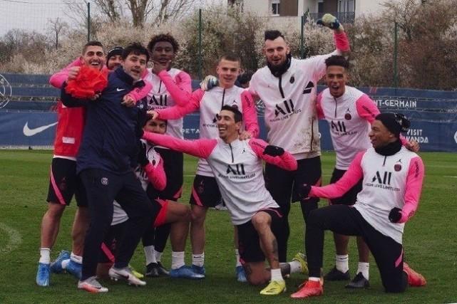 波帅晒合照告别巴黎：独缺梅西！两人疑关系不佳