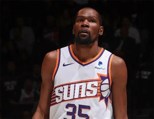 比尔三分逆袭费城，杜兰特反应成赛场焦点