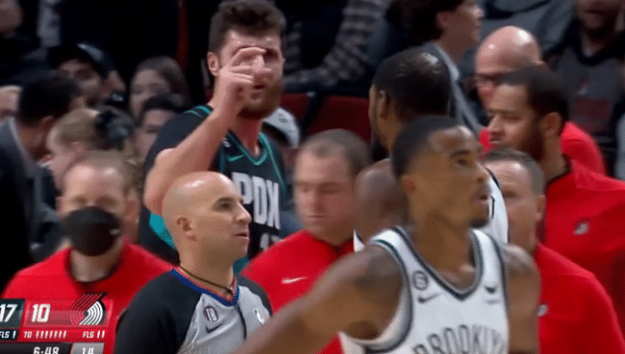 火药味：杜兰特和努尔基奇互喷垃圾话 后者比手势嘲讽KD太小了