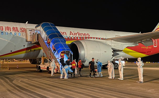 国足低调归来！行李超多+隔离21天，最大悬念：李霄鹏能否留任