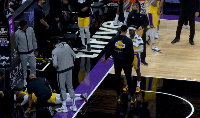 突发！湖人又伤一人，悍将颈部撞伤离场，施罗德陪伴+扶他返回更衣室