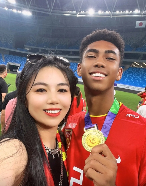 国少混血队长母亲晒照！为儿子自豪：全国人民该记住，脚踩日本夺冠