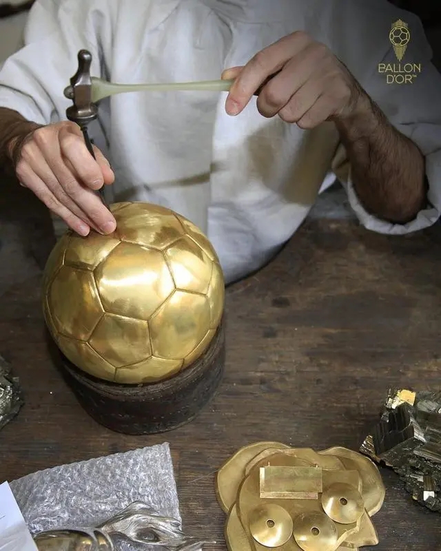 金球奖奖杯制作近尾声：官方晒照为典礼助威