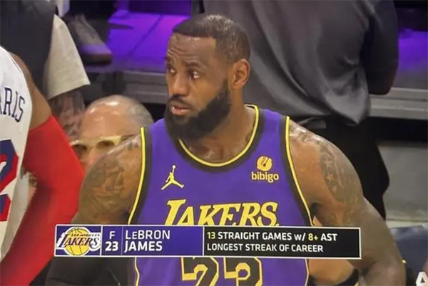 湖人战胜逆境，詹姆斯肘击成焦点，浓眉哥神勇救主