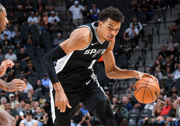 NBA历史上首位连续三场比赛都命中5+三分的中锋