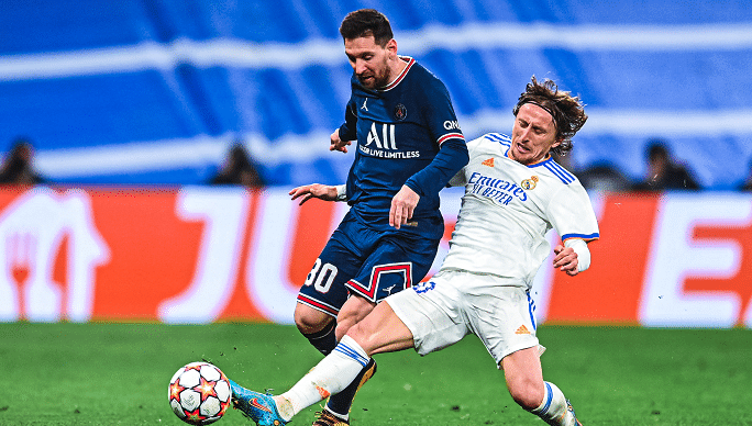 碾压！金球对决莫德里奇完胜梅西，回追飞铲一幕令人动容