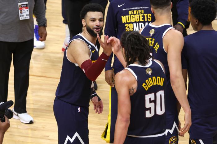 掘金G4连创7大纪录：约基奇紧抱哥哥亲吻老婆 赛后更衣室庆祝曝光