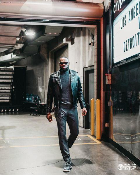 詹姆斯穿皮衣戴墨镜霸气入场：菜鸟期待和他对决 施罗德迎首秀太激动