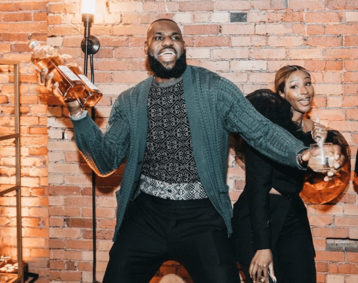 詹姆斯参加全明星晚宴！与妻搞怪合影众星相聚 遭绝杀仍为利拉德庆祝