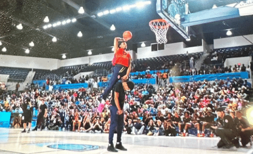 布朗尼无缘扣篮冠军：大风车背扣+飞跃弟弟劈扣