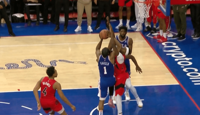 不愿碰篮网？哈登太拉胯，恶意犯规+上篮罚球全丢，赛后转身离开