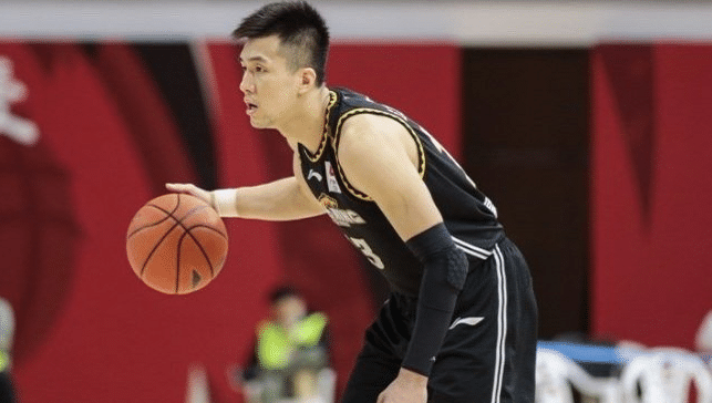 争议！郭艾伦能否留队？球迷找到85岁爷爷，当面给郭爸打电话