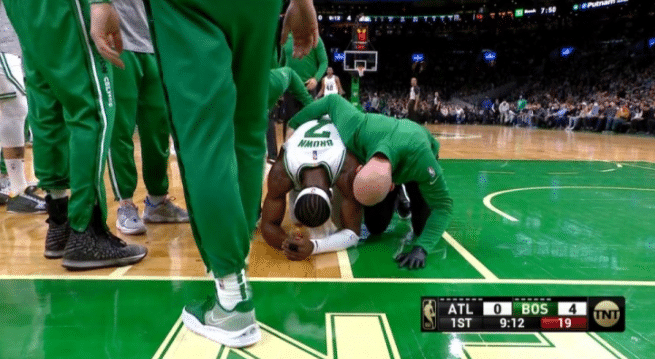 意外伤退！杰伦布朗90度崴脚，痛苦倒地，凯尔特人官宣不会回归