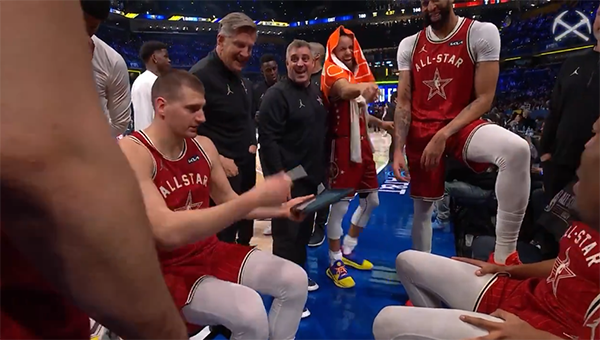 约基奇执教全明星一幕：画战术逗笑浓眉等人 库里指着队友大笑跑开