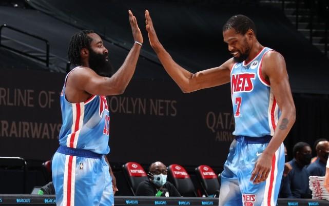 不可思议！杜兰特狂赞哈登不忘调侃失误，纳什：欧文加入会更棒