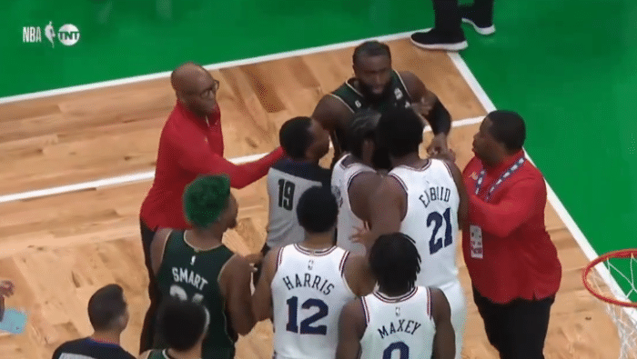 斯玛特报复拽倒恩比德引冲突 哈登第一时间劝架绿军球迷怒骂大帝