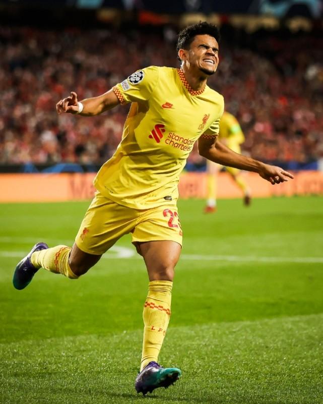 6000万太值了！利物浦新援传射当选欧冠MVP，庆祝进球被球迷扔棍棒