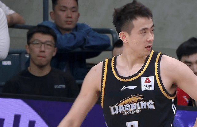 辽篮卫冕悬了！赵继伟赛后一瘸一拐，扭到膝盖，杨鸣脸色铁青