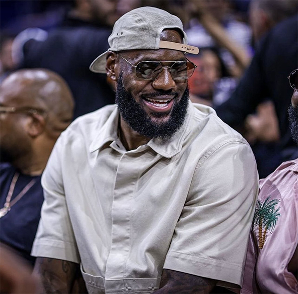 詹姆斯亲吻女球迷手背：小女孩喜极而泣哭成泪人 晒照狂赞萨瓦娜太美