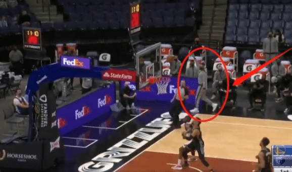 抢镜！队友外线出手库里提前庆祝，球迷：与浓眉竞争最佳气氛组