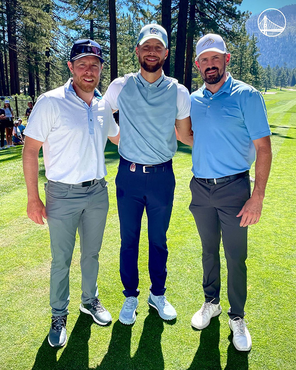 热议库里一杆进洞：疯狂庆祝直接躺倒 詹皇高呼炸裂美媒盛赞不真实