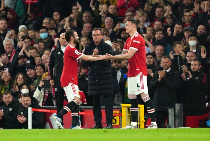 马塔告别战激活曼联进攻组织，C罗赛后拥抱感谢！冒雨与球迷话别