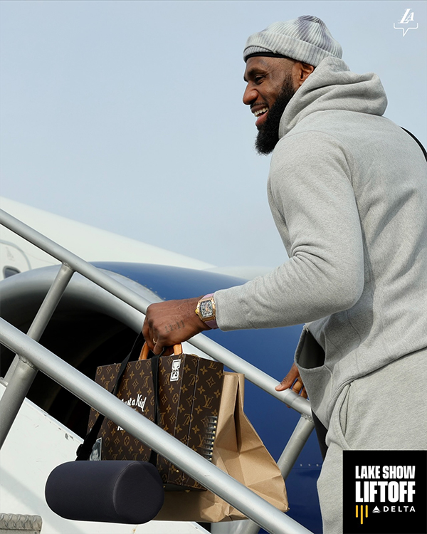 湖人出征挑战西部第一！詹皇大笑将迎39岁生日 里夫斯怀念科比抢镜