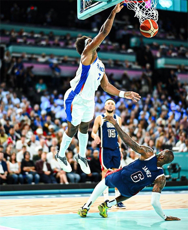 巴黎奥运男篮决赛：亚布塞莱隔扣詹姆斯，震撼全场