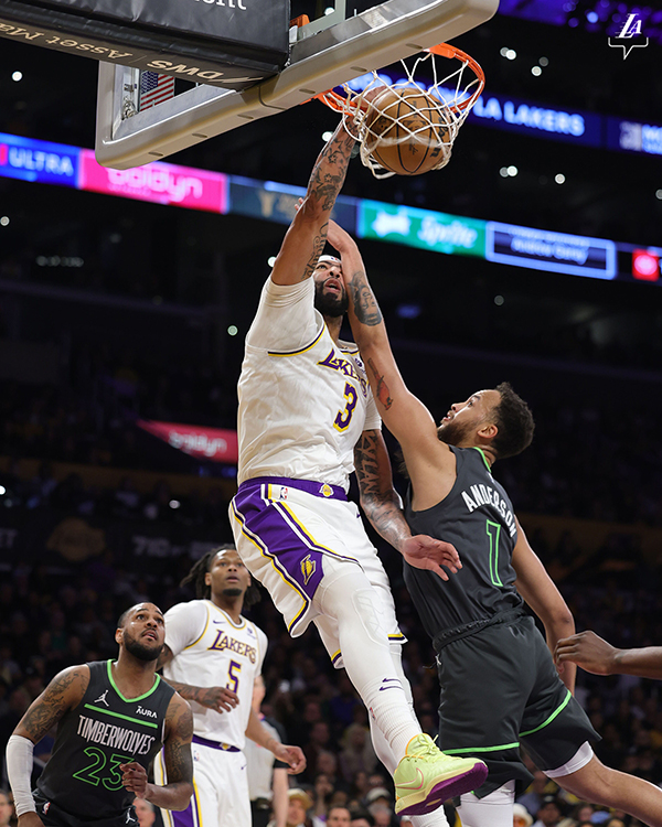 湖人队危机！詹姆斯因病退赛，浓眉眼伤加剧战局