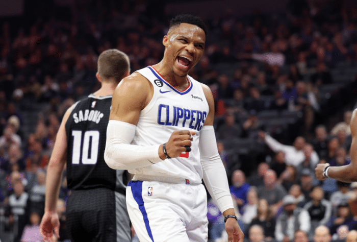 威少嫌弃队友更换椅子太有趣 笑着回应外线被放空：祝他们好远吧