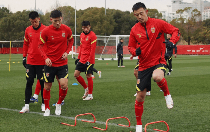 6大国脚级球员齐聚欧洲！23岁中场也盼踢西甲，已入国足首发热身