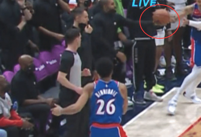 争议！篮网助教伸手破坏奇才进攻，库兹马指人抗议裁判却说：我没看到